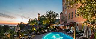 Pool Daemmerung Terrasse aussen piemont sunstar castello di villa boutique hotel isola asti s